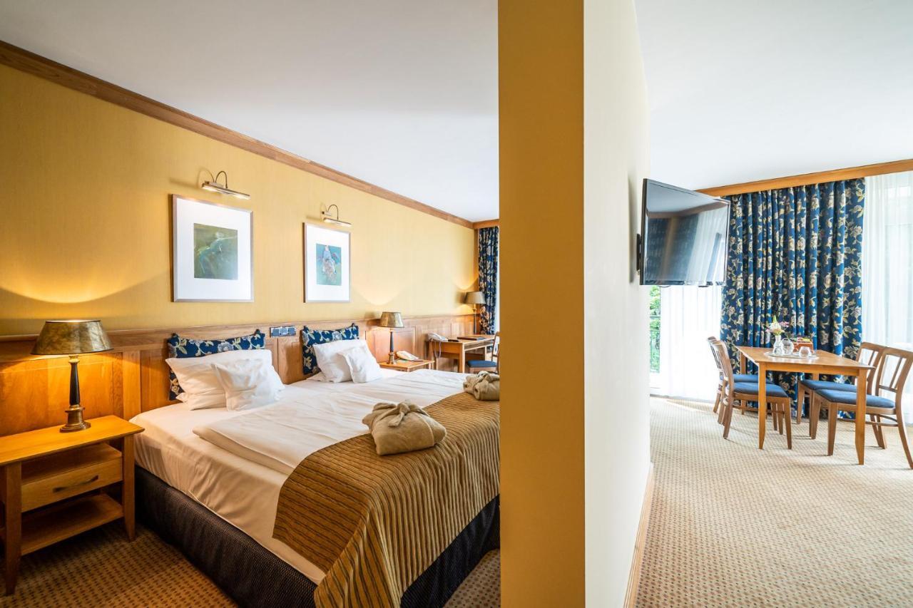 Waldhotel Tannenhaeuschen Везел Екстериор снимка