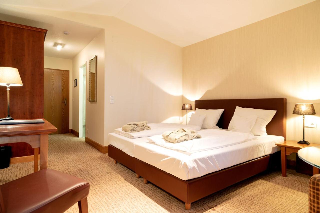 Waldhotel Tannenhaeuschen Везел Екстериор снимка